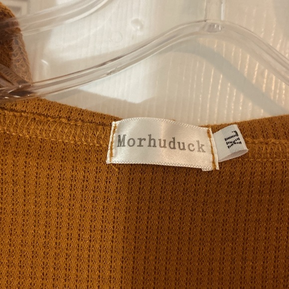 Hooded top for fall season - Picture 2 of 3